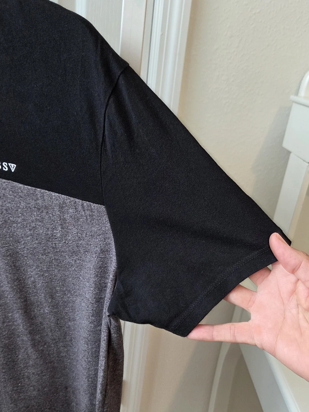 GUESS Men's Black and Heather Gray Colorblock V‑Neck Tee - Picture 4 of 8